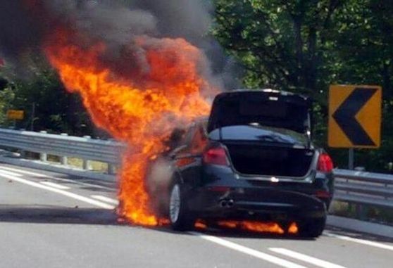 2018년 8월 2일 오전 11시 47분쯤 강원도 원주시 영동고속도로(강릉 방면)에 BMW 520d 차량 엔진 부분에서 불이 나 차량이 타고 있다. 그해 28번째 발생한 BMW 화재 차량이다. (사진=강원지방경찰청)